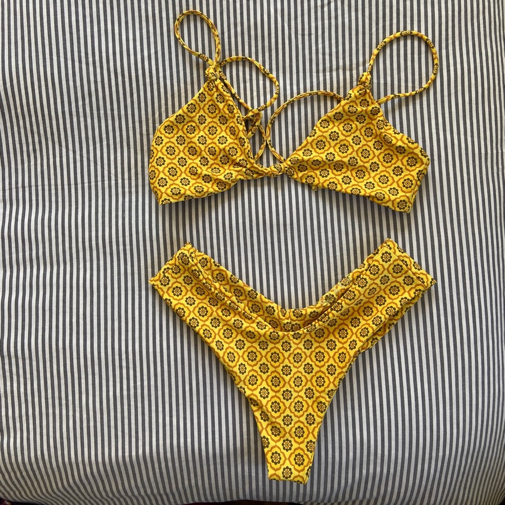 Skatie Bikini Set - Sarah Top Size M and Mandi Bottom size S in Kauai print